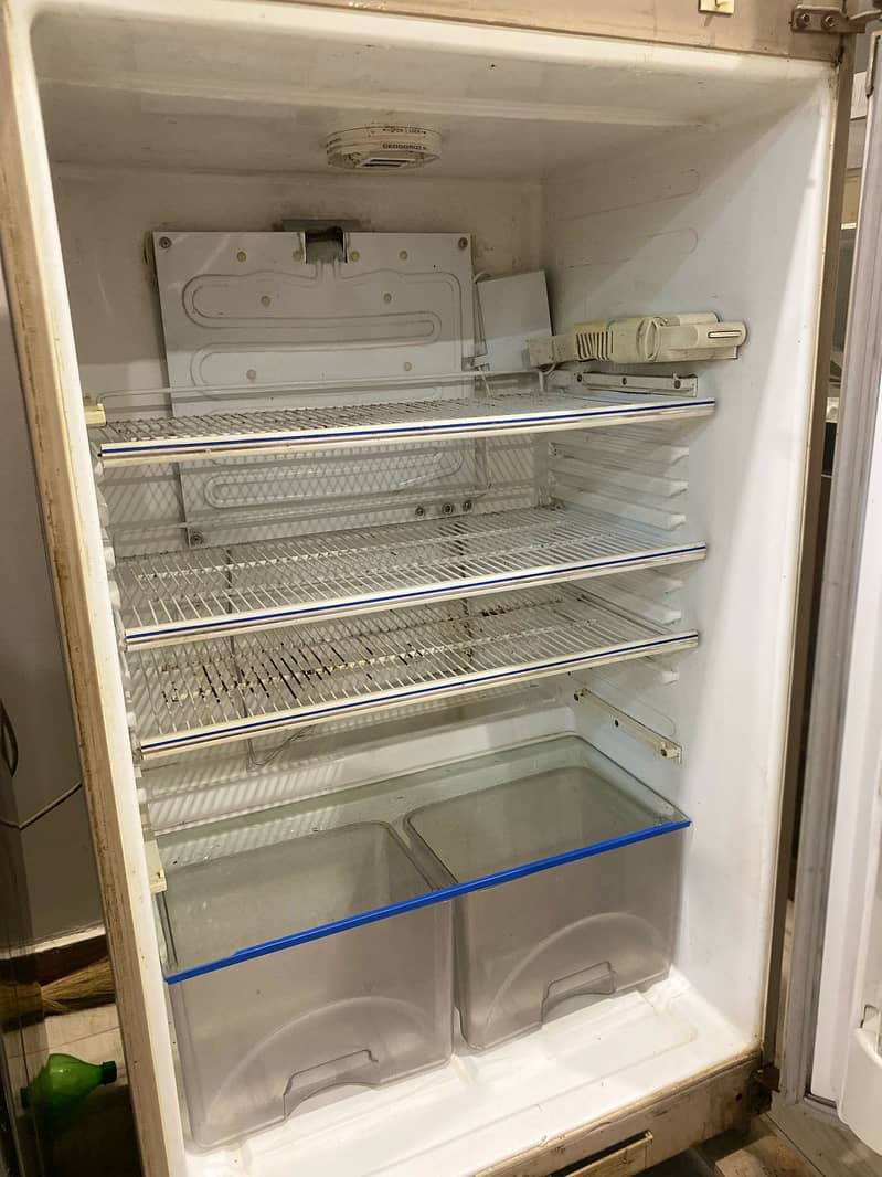 Fridge in working condition for sale 5