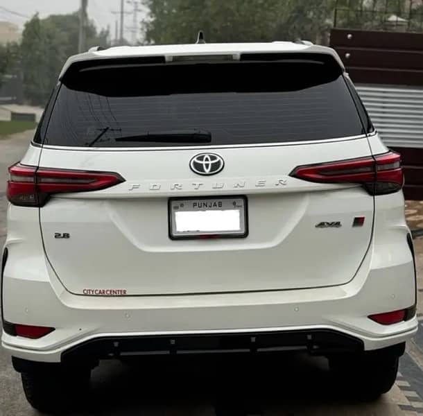 Toyota Fortuner GR-S 1