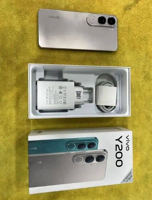 Vivo Y200:8:128 Full Box 5 Din used bus Bilkul new 6