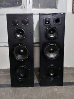 Tower Japanese speakers pair without woofer amplifier.