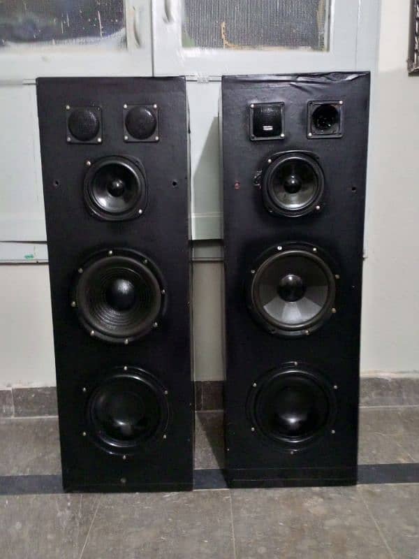 Tower Japanese speakers pair without woofer amplifier. 0