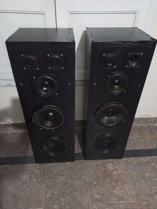 Tower Japanese speakers pair without woofer amplifier. 1