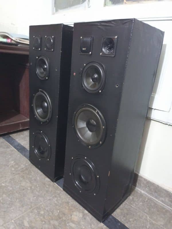 Tower Japanese speakers pair without woofer amplifier. 3