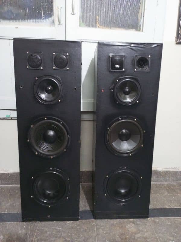 Tower Japanese speakers pair without woofer amplifier. 4