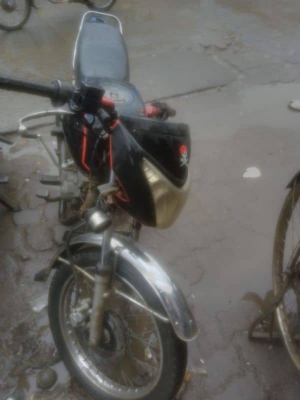 yamaha dhoom 125 5 gear hain bki ap k samny hain petrl avrg 70 jitne 0