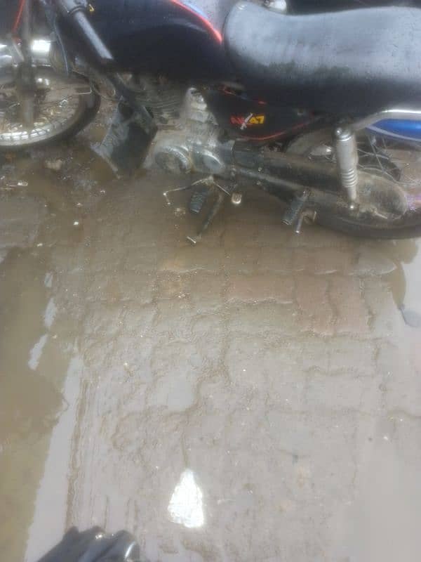 yamaha dhoom 125 5 gear hain bki ap k samny hain petrl avrg 70 jitne 2