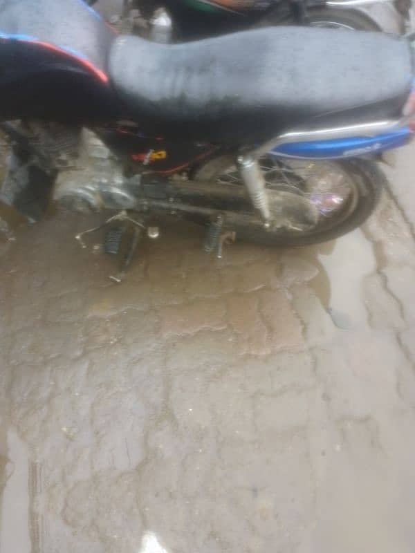 yamaha dhoom 125 5 gear hain bki ap k samny hain petrl avrg 70 jitne 3