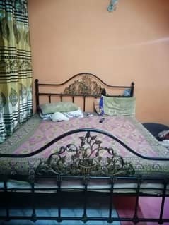 i m selling dubble bed with dressing table and side table