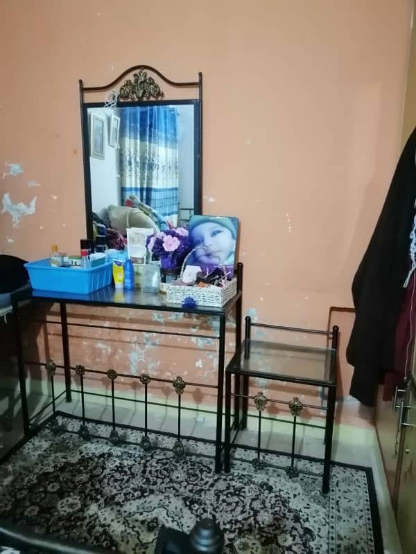 i m selling dubble bed with dressing table and side table 1