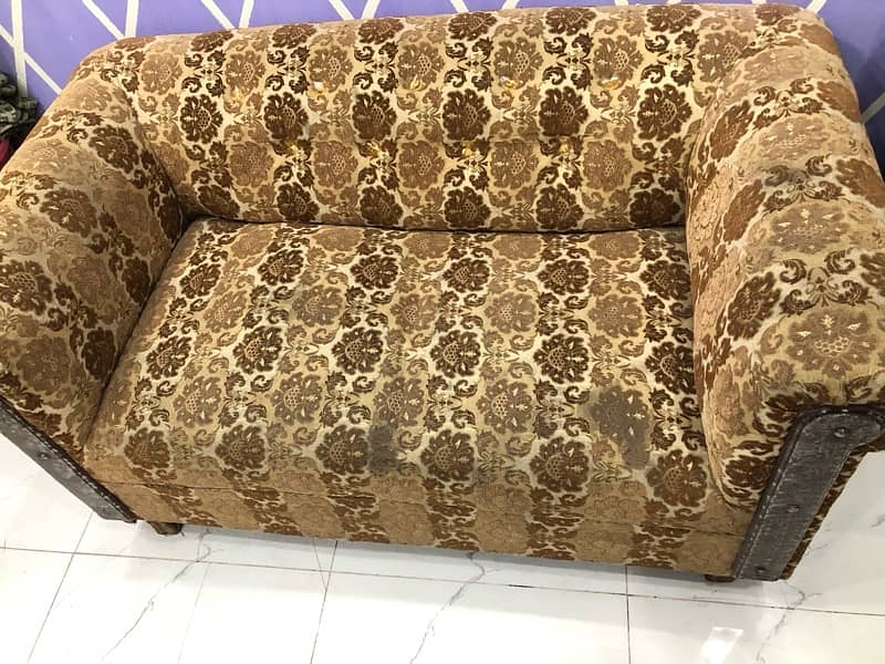 2 seater sofa lush and excellent condition for sale in lhr. 0