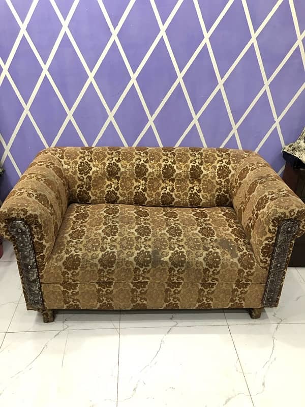 2 seater sofa lush and excellent condition for sale in lhr. 2