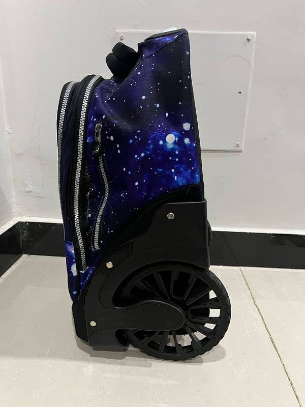 Boy's School bag with wheel 2