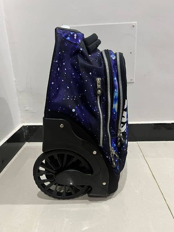 Boy's School bag with wheel 4