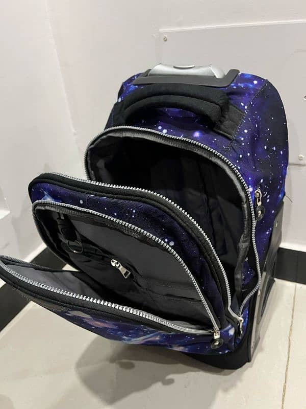 Boy's School bag with wheel 17