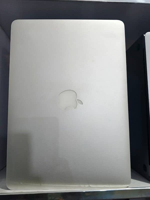 Apple MacBook Air 2017 i5 Ram 8GB 256 SSD with Original Charger 0