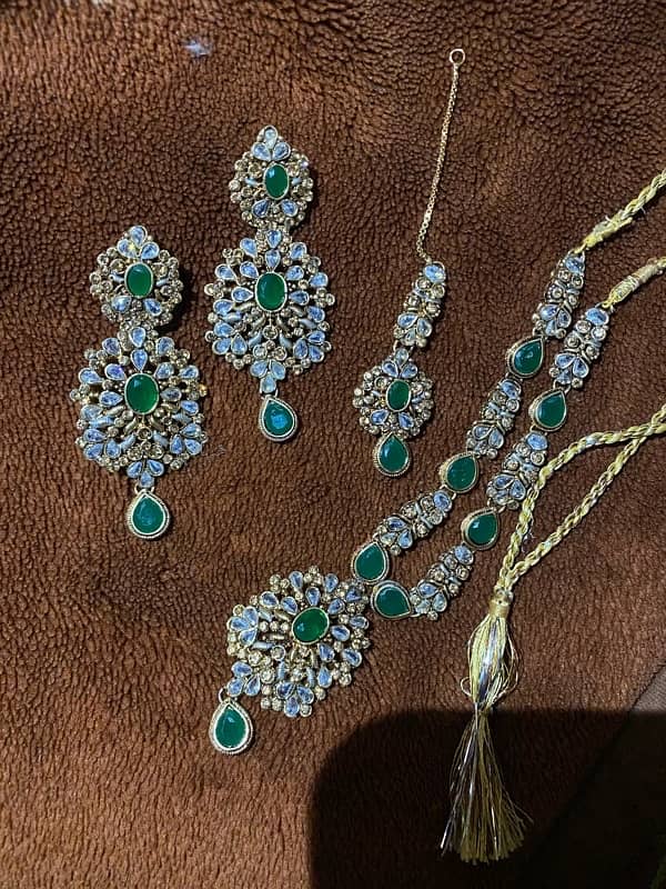 green artificial jewelery set 4