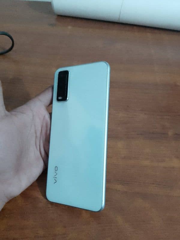 Vivo Y20. with box. 5