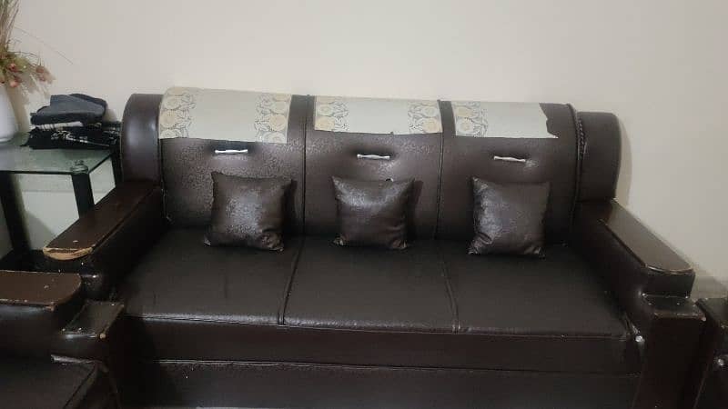 3 seater sofa in good condition 1