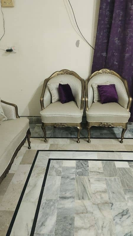 5 seater unique and stylish sofa set in excellent condition 1