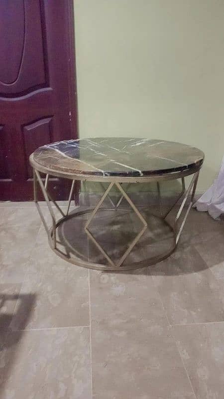 MARBLES ROUND CENTRE TABLE IRON 3