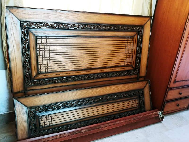 urgent sale king size bed dressing table and side table's 1