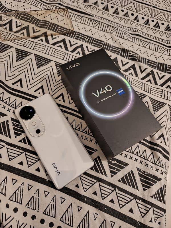 Vivo V40 5G 12/256 GB Moonlight White 1