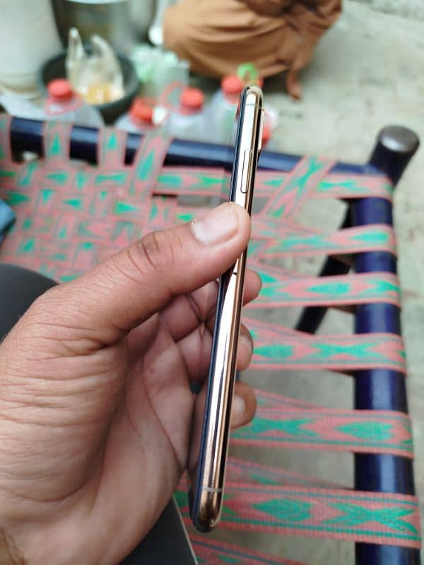 I phone xs max 64 Gb factory un  Non PTA zong sim warking 86  battery 1