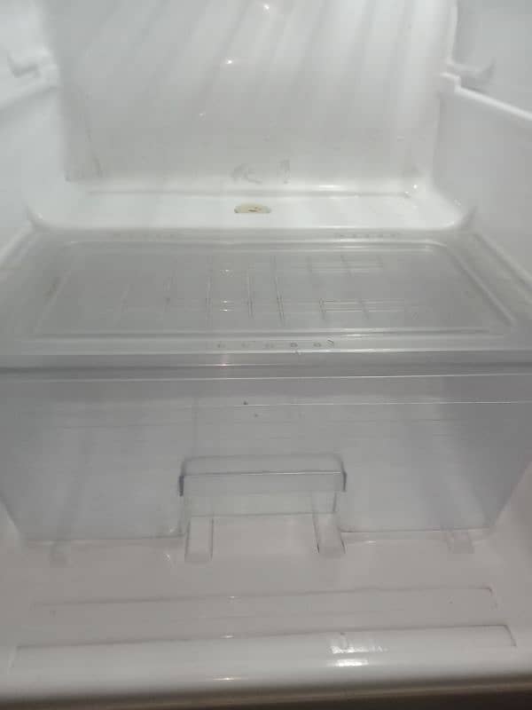 Dawalance fridge hai Only 8 month used hai 12