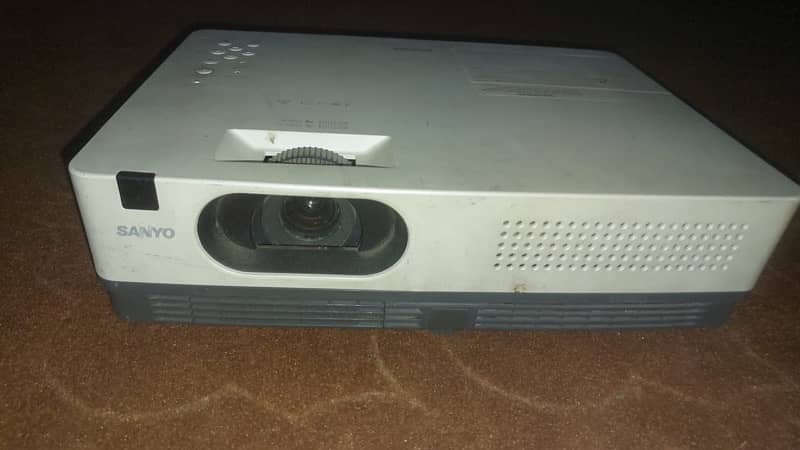 Sanyo company projector 10/10 condition full hd pixels 2