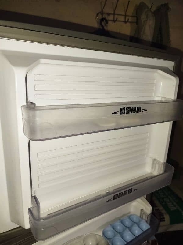 Dawlance Fridge with freezer 4