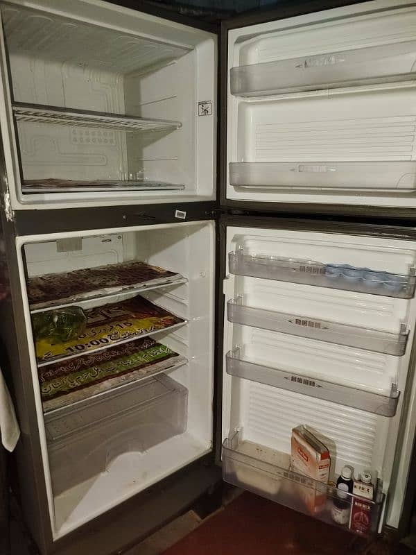 Dawlance Fridge with freezer 6