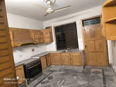 3 beds & 3 baths DD tv lounge & kitchen