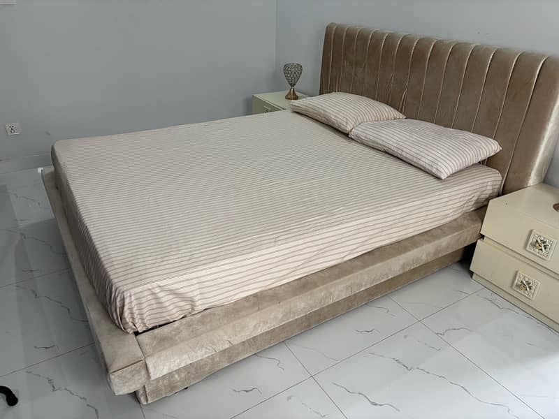 Bed with side tables 3