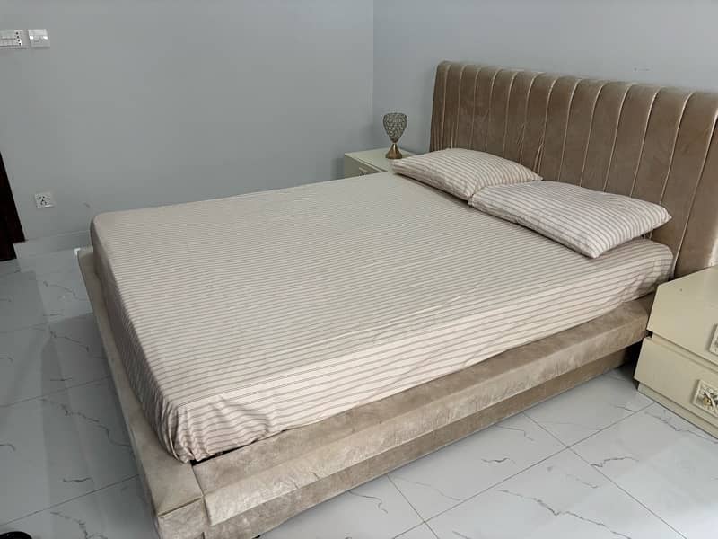 Bed with side tables 5