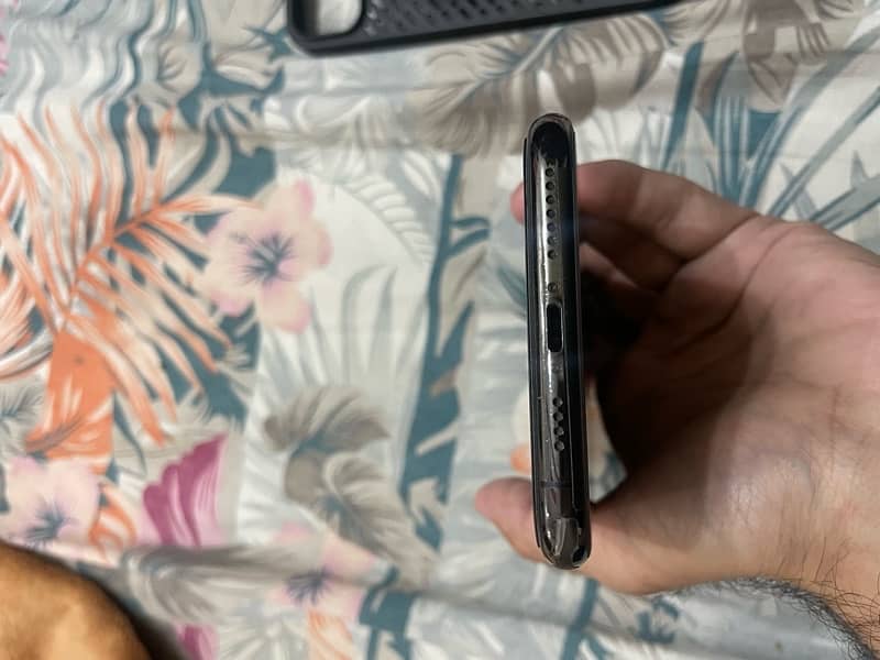 Iphone 11 pro max minor spot in display 3