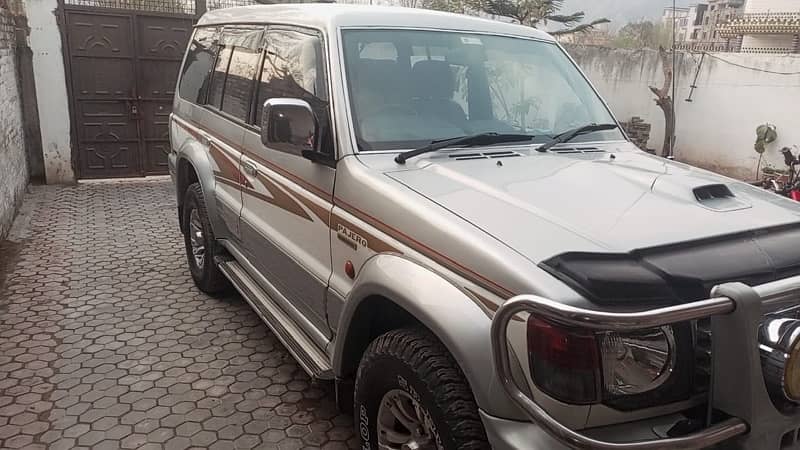 Mitsubishi Pajero 1995model 2006 righter islamabad  number on name 2