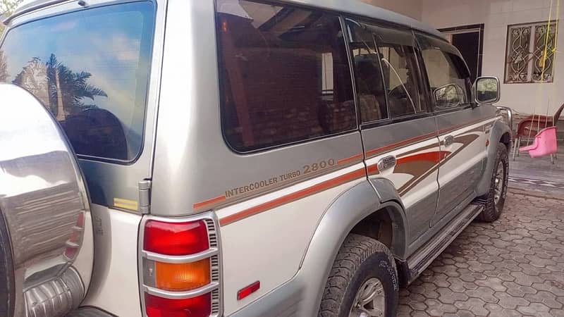 Mitsubishi Pajero 1995model 2006 righter islamabad  number on name 4