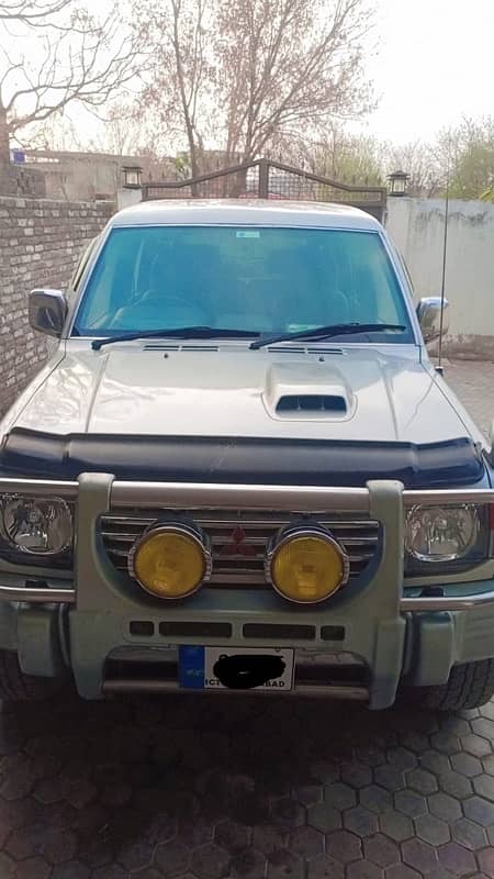 Mitsubishi Pajero 1995model 2006 righter islamabad  number on name 8