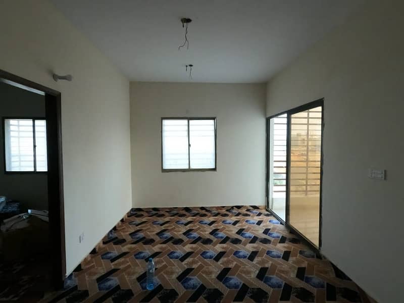 Prime Location 100 Square Feet Flat Ideally Situated In Liaquatabad - Block 4 0