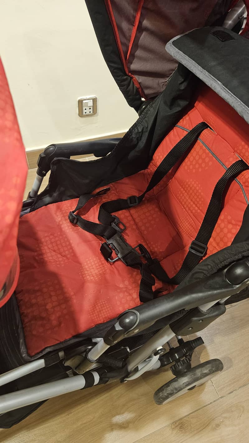 Imported Double Stroller in Excellent Condition – Great for Twins o 2