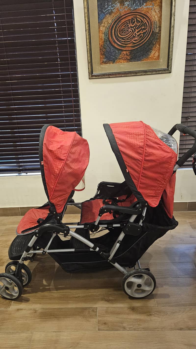 Imported Double Stroller in Excellent Condition – Great for Twins o 6