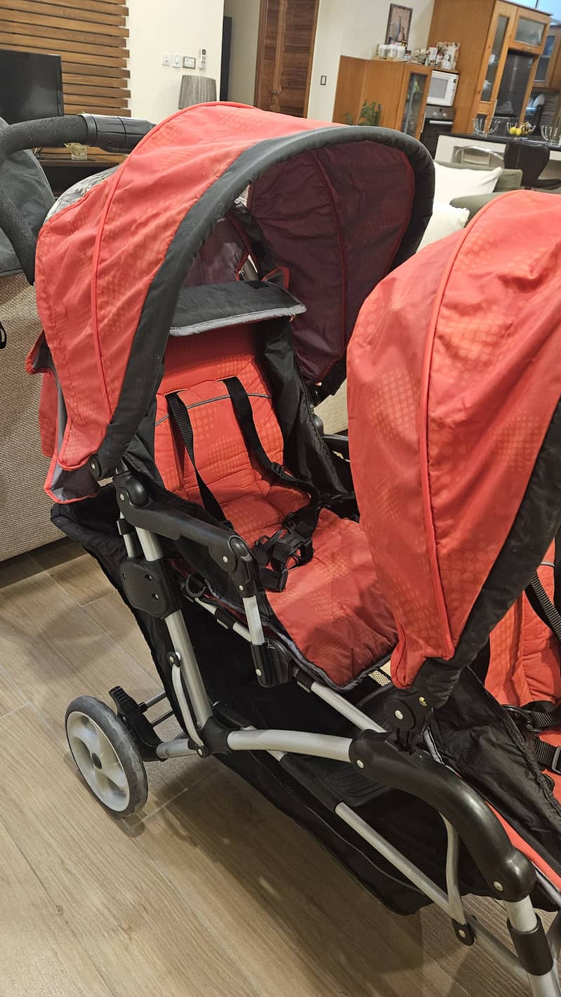 Imported Double Stroller in Excellent Condition – Great for Twins o 7