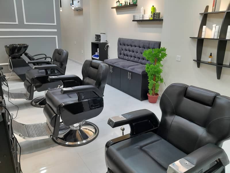 Gents Salon & Spa in Bahadurabad 1