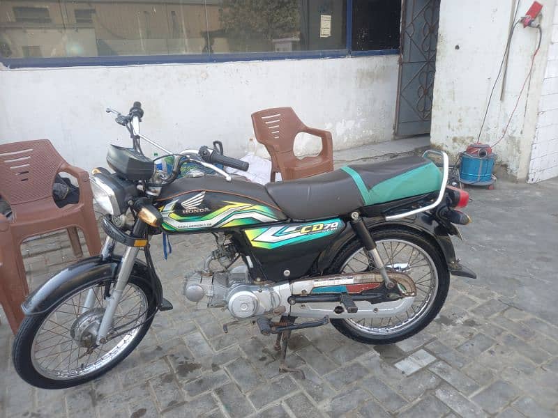 assalam alkuam I'm selling honda cd 70 ok bike hai 1