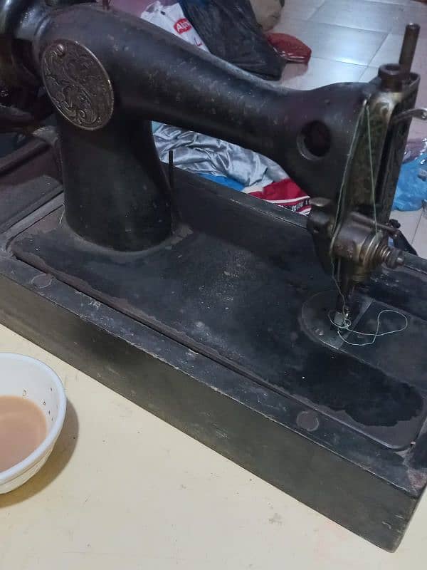 sewing machine plus cabnit wood table 3