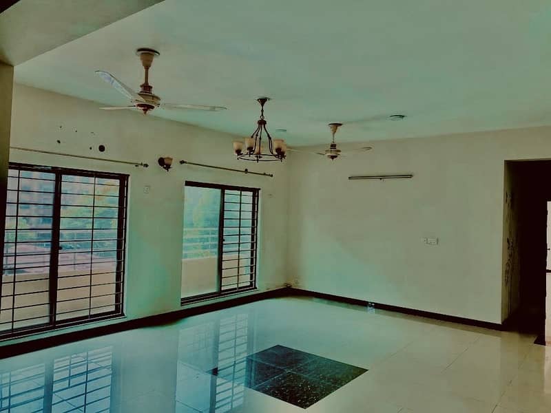 Askari 10 3rd Floor Flat Near To Park Three Beds Flat Urgent Available For Sale 14