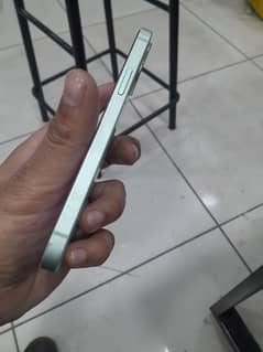 iPhone 12 condition 10/10 non pta ha factory jis bhai ko chahiya rabta