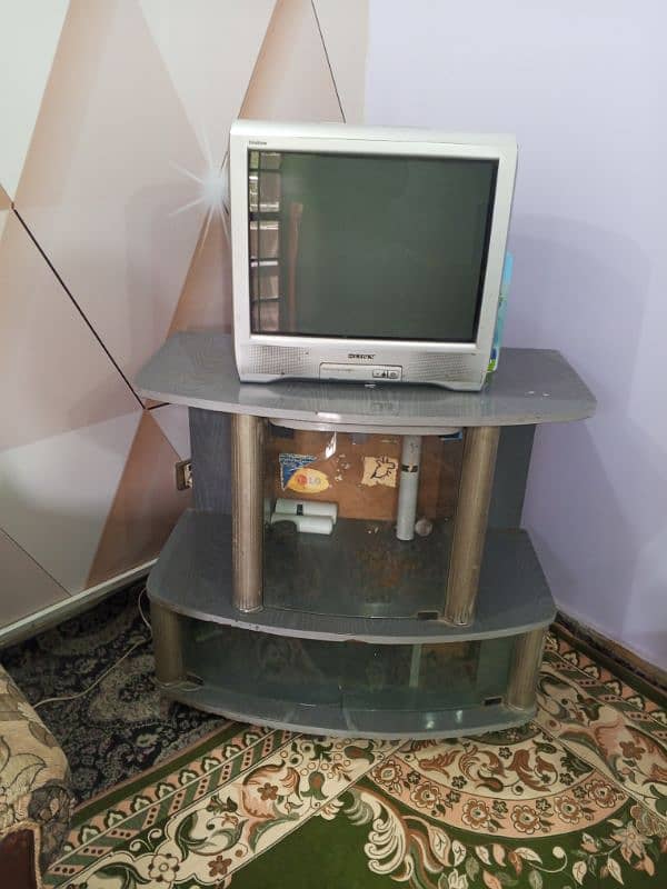 21inch Sony used but start and OK condition TV with matching Trolly 0