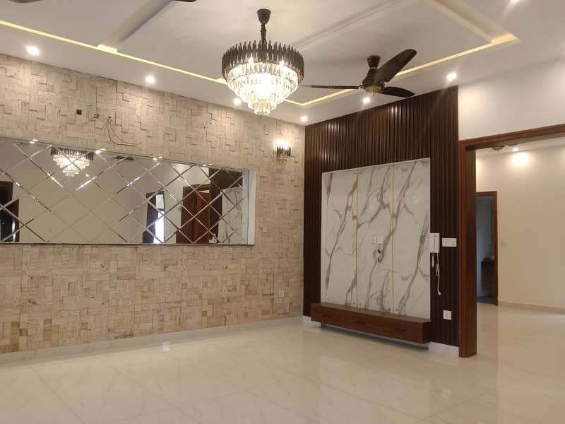 8 Marla House In Only Rs. 32000000 2