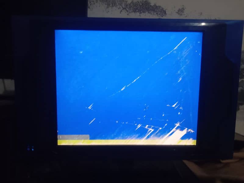 LCD tv far sale urgent PC USB and cable used far sale urgent 1